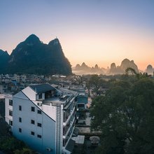榕忆河畔小住(阳朔兴坪古镇20元人民币背景店)