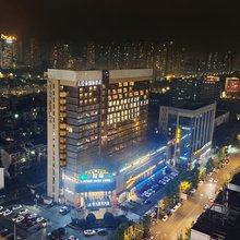 拉菲国际酒店(成都温江大学城南熏大道地铁站店)