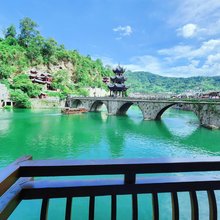 追梦水榭·Riverside lnn观景客栈(镇远古城祝圣桥店)