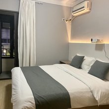 小盐影视民宿(尖顶坡地铁站店)