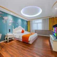 悦华主题酒店(郑州二七万达广场店)