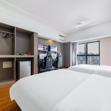 尖峰·悦电竞酒店(巴南万达广场学堂湾地铁站店)
