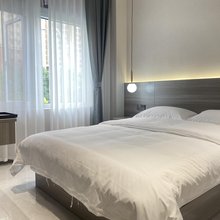 武汉泊漫轻雅酒店(武昌工学院龙湖白沙天街店)