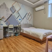 湖边有投影公寓(八一路分店)
