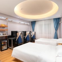 YE原电竞酒店(南宁西乡塘客运站广西民族大学店)