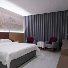 小城外酒店