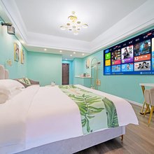 初见·轻悦影院民宿(武汉体育中心地铁站经开万达店)