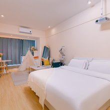 一见倾心·影院民宿(江西科技学院太子殿地铁站店)