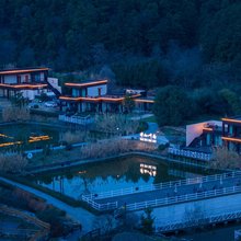 伴山听雨民宿(南京银杏湖乐园店)