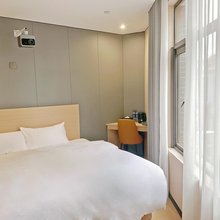铂遇酒店(上海滴水湖临港宝龙广场店)