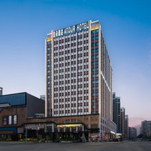 信阳东站大信广场亚朵酒店
