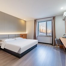 云逸轻雅酒店(呼和浩特七彩城大召广场店)
