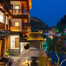 桐舍·初见宝藏江景民宿(凤凰古城雾桥店)