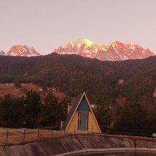 丽江玉龙雪山缦云里日照金山观景民宿