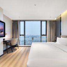 合适酒店(城站地铁站浙二眼科医院店)