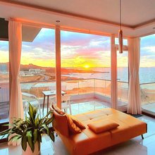 夕阳下的黑白树海景民宿(金石湾店)