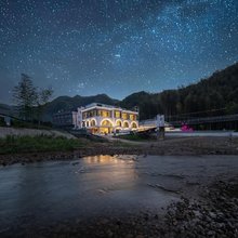 月下枕溪·溪边温泉度假民宿(泾县月亮湾风景区店)