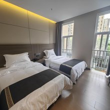 阎良恬语酒店