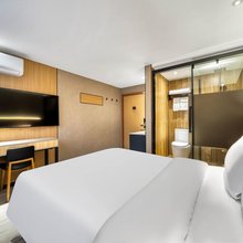 兰薇精品酒店(德清河滨公园人民医院店)