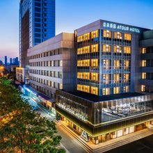 武汉光谷广场民族大学亚朵酒店