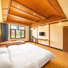 乌兰布统三山·鼎居