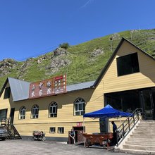 那拉提山中林农家院