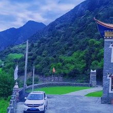 贡嘎山雪域景观民宿