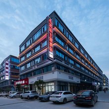 鸿辰主题酒店(汉川新河店)