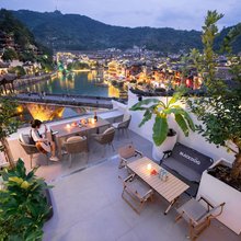 山也河畔villa美学民宿(镇远古城祝圣桥店)