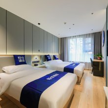 轻住酒店(雁塔北路和平门地铁站店)