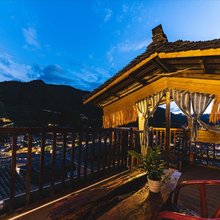 西江千户苗寨东楼民宿(刺绣天阶观景店)
