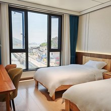 岸边有屋