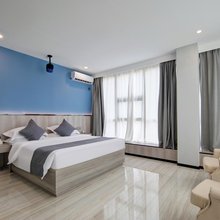 云裳·云端自在民宿(太原亲贤北街王府井百货店)
