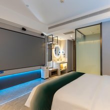叶与晨电竞电影酒店(张家口市政府北方学院店)
