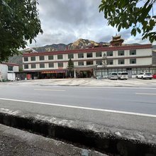 德钦札释禄森民宿