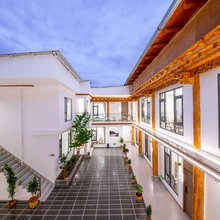 森谷·Spirit丨拾光月落供氧智能投影轻奢美宿(独克宗古城店)