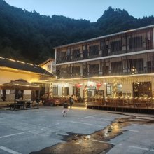 卧龙华香民居