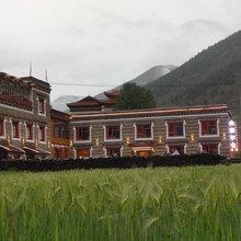 贡嘎山上木居央廓尔仓民宿