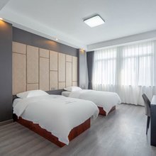 新姜湖畔酒店(衢州高铁站万达广场店)