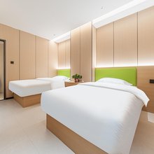 万禾宾馆(正宁路小吃夜市店)