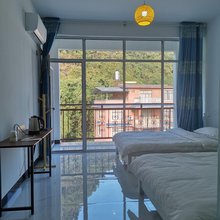 豪飞畔山民宿