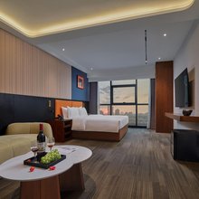 亦镜空中花园酒店(万家丽广场地铁站东盈广场店)