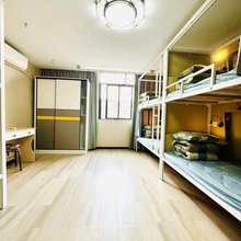 魔盒青旅(新国际博览中心芳华路地铁站店)