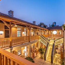 木青瓦院HOLIDAY VILLA(青岛栈桥中山路地铁站店)