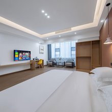 青橙花季酒店(云南广播电视台昆明高铁南站店)