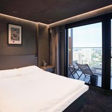 星际无界STARHOTEL(西安万象城生命树店)