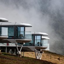 轿顶山荒野户外公园太空舱民宿