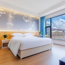 瑞希·万枫酒店(甘孜县白塔公园|雅砻湿地公园景区店)