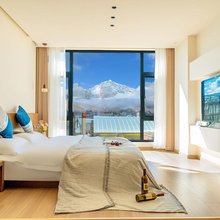 浅山Shangri-la丨360°日照金山·观景供氧美宿(独克宗古城店)