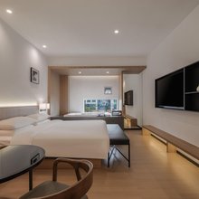 SFEEL设计师酒店(威海北站欧乐坊店)